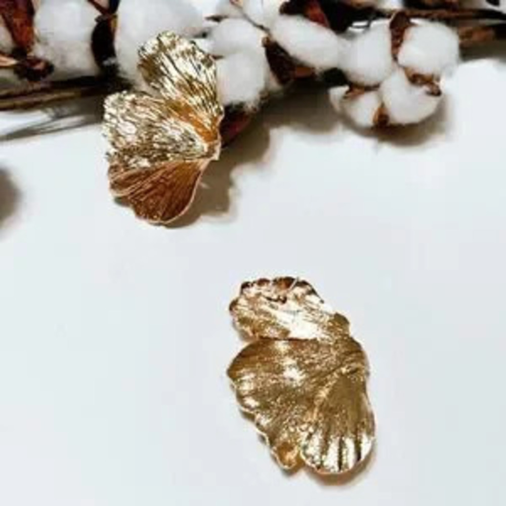 Gold flower earrings? N42